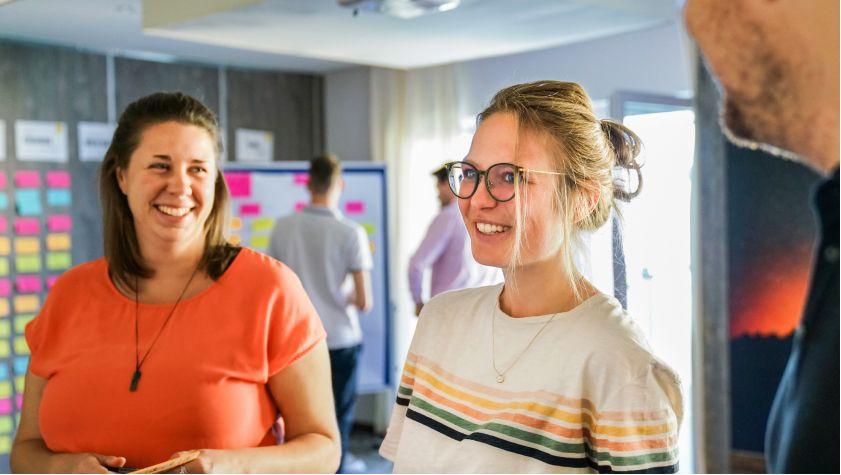 Fokus auf Teilnehmerinnen während eines Seminars