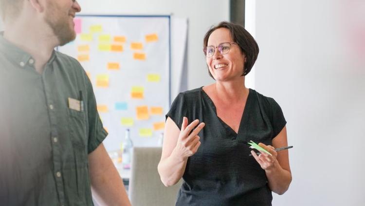 Auf diesem Bild wird eine Frau gezeigt.