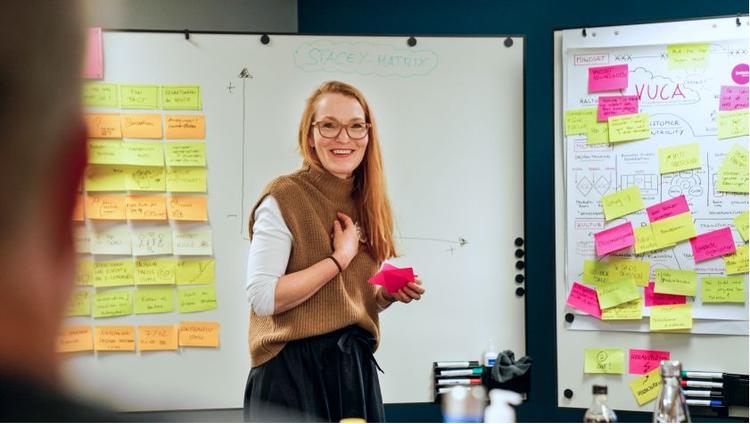 Fokus auf Teilnehmerin während eines Seminars