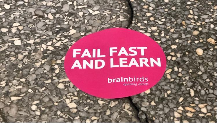 Fokus auf Aufkleber von Brainbirds