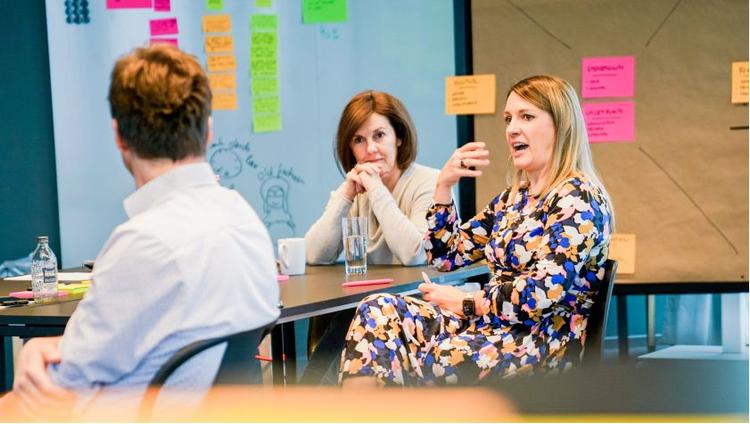 Fokus auf Teilnehmerin während eines Seminars