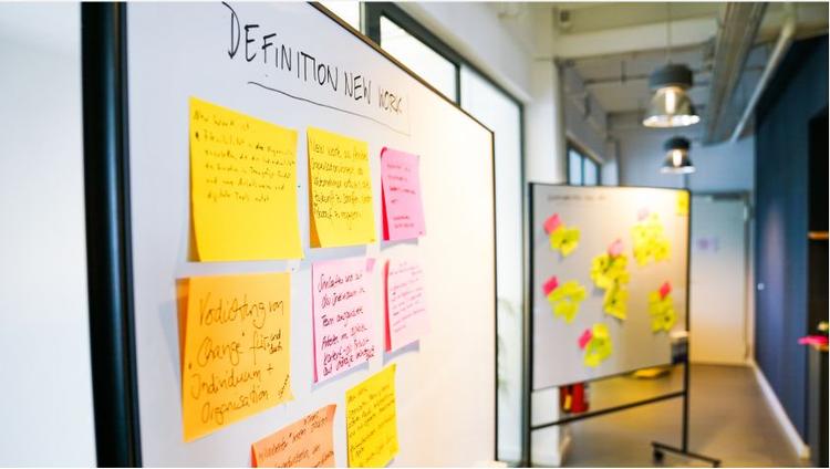 Fokus auf Postits während eines Seminars