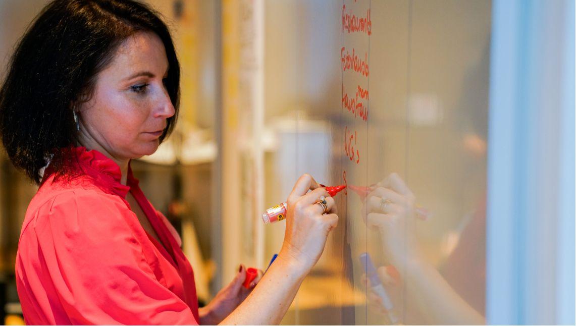 Fokus auf Teilnehmerin während eines Seminars