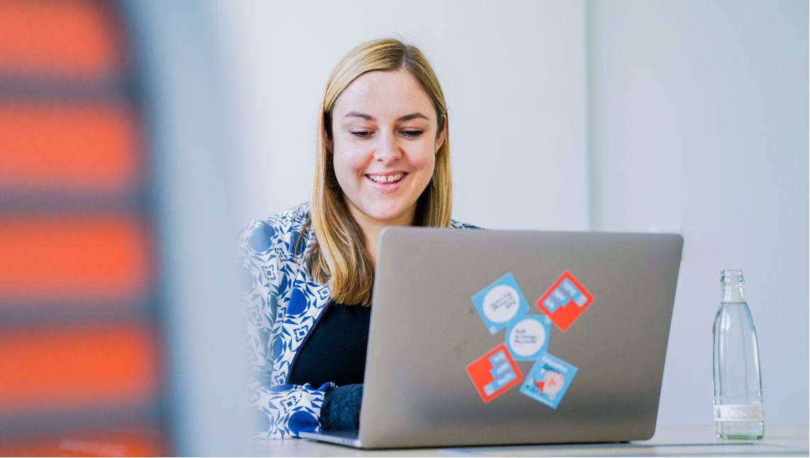 Fokus auf Teilnehmerin während eines Seminars