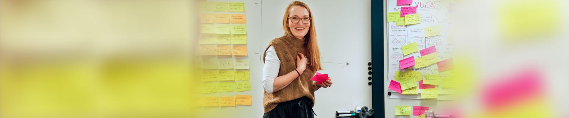 Seminar-Teilnehmerin präsentiert vor einem Flip-Chart