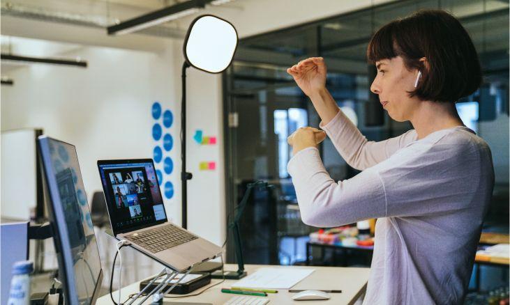 Brainbirds Trainerin Steffi Kieffer präsentiert im Brainbirds Studio