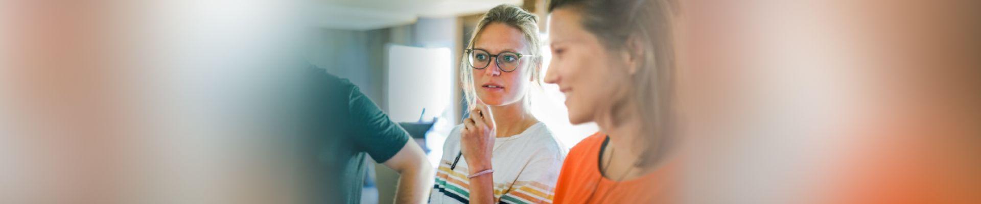 Fokus auf Teilnehmerin während eines Seminars