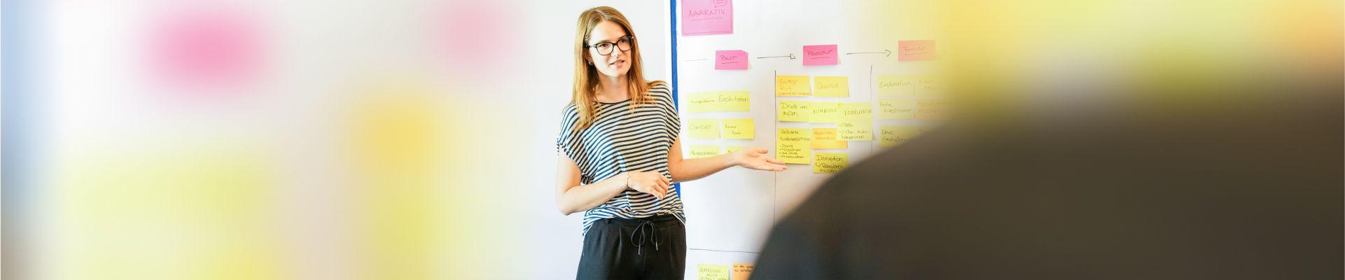 Seminar-Teilnehmerin im Fokus an einem Flip-Chart