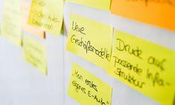 Fokus auf Postits während eines Seminars