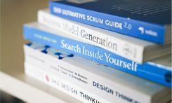 Diverse Bücher über Agilität im Fokus