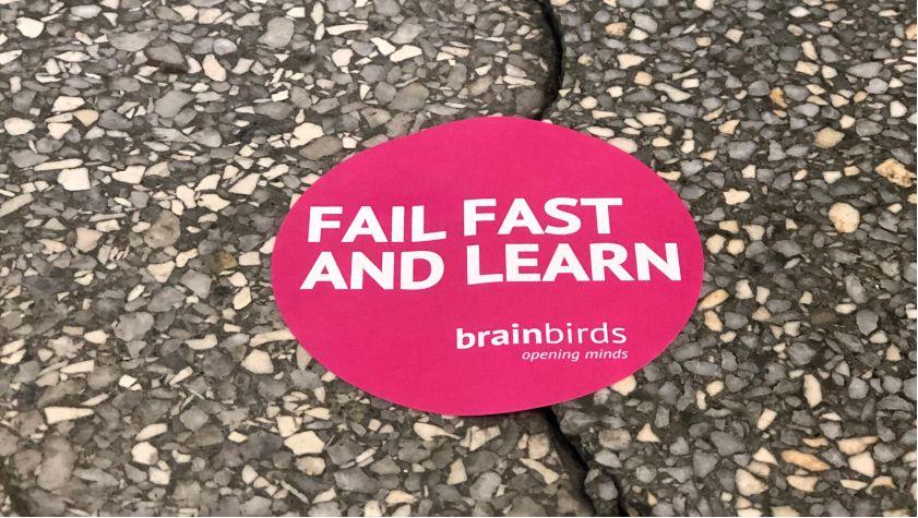 Fokus auf Aufkleber von Brainbirds